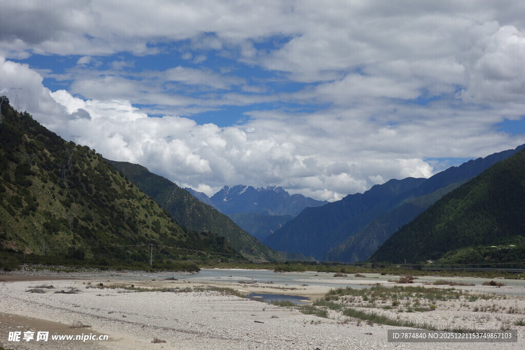 山间河谷壮丽自然景观