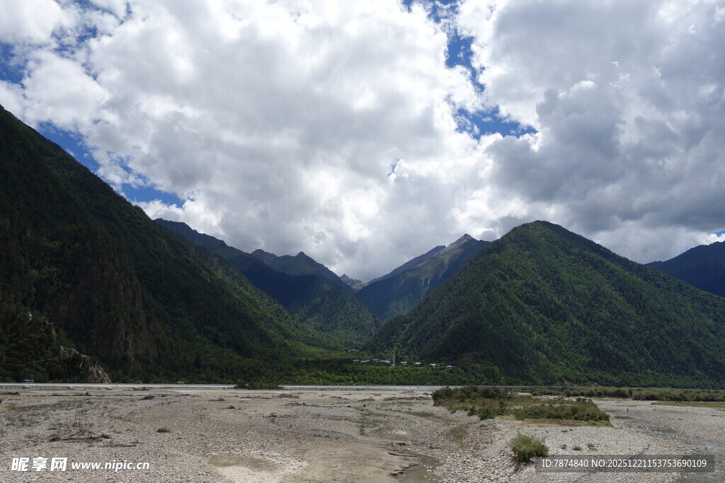 山间开阔地的壮丽云景