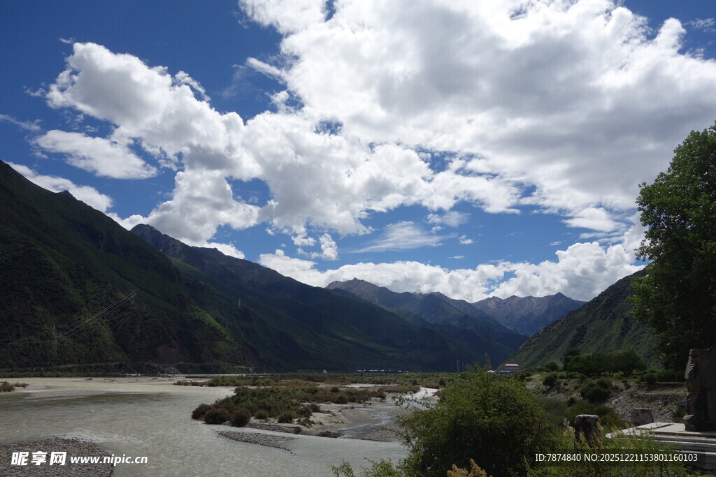 山间河畔的壮美自然风光