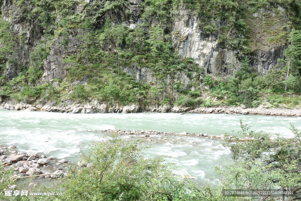 山间清澈河流与葱郁植被