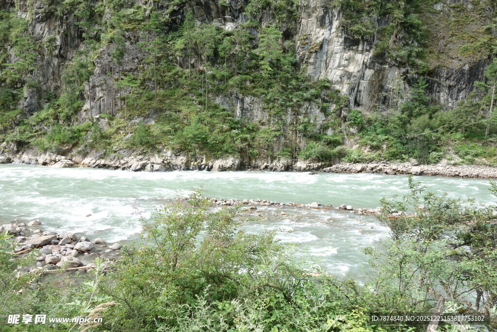 山间湍急河流与葱郁植被