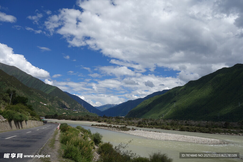 山间公路旁的壮丽河谷风光