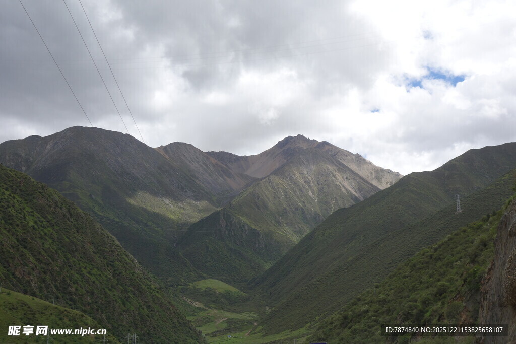 山间美景 云雾缭绕的山谷