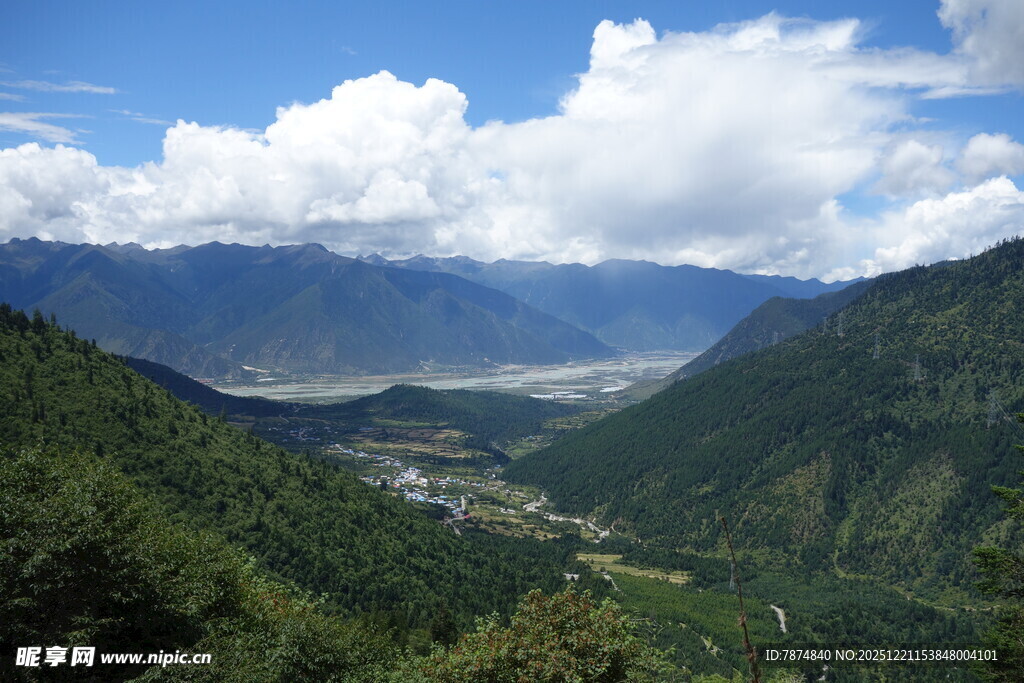 山谷美景 蓝天白云青山间