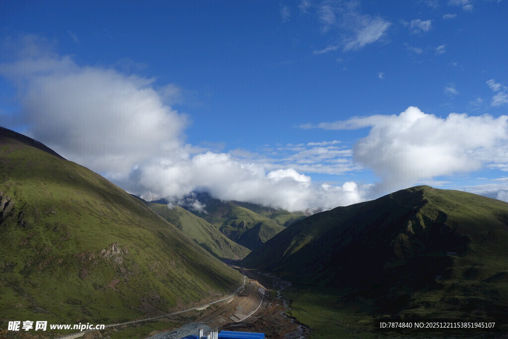 山间美景 蓝天白云映翠谷