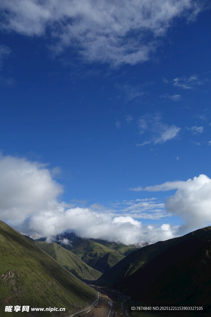 蓝天白云下的山峦美景
