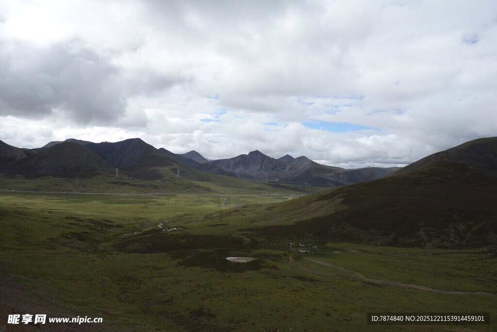 山间草原 云雾缭绕之景
