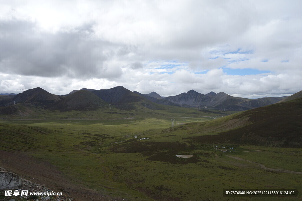 草原山峦间的壮阔风景