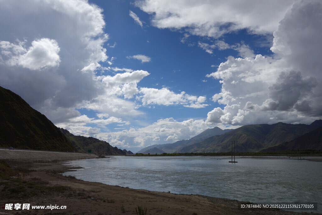 湖畔蓝天白云下的山水风光