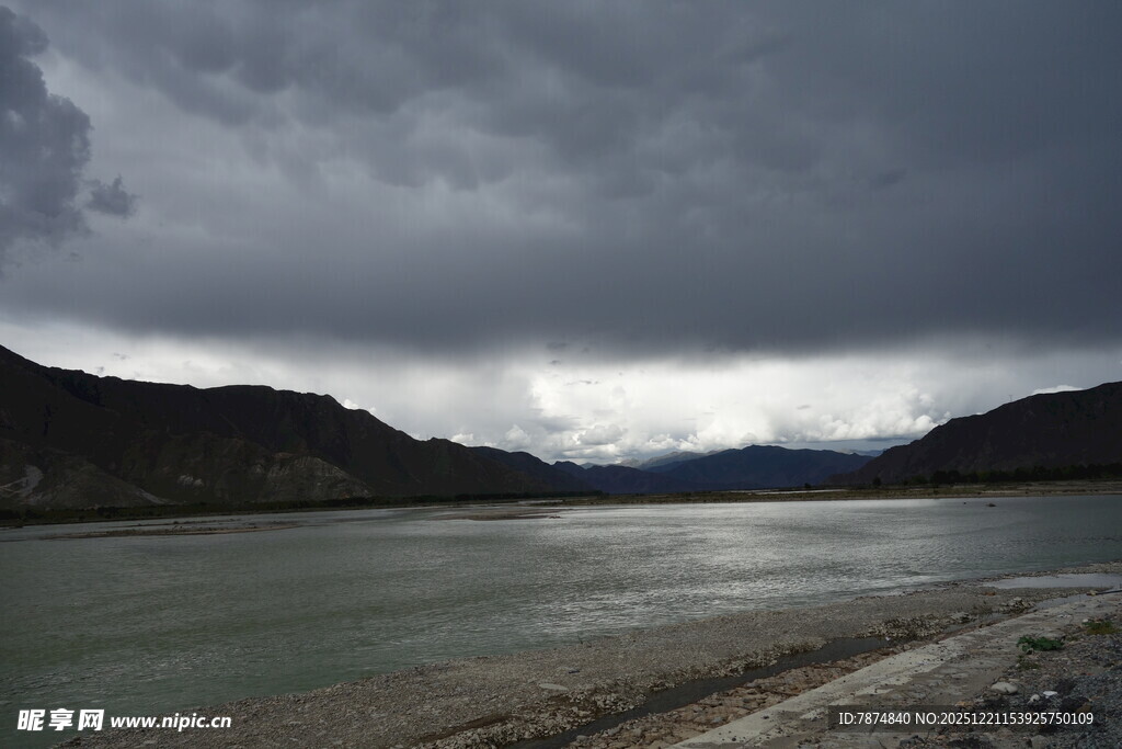 乌云笼罩下的宁静河畔