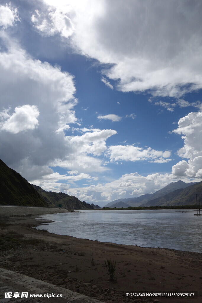 蓝天白云下的宁静湖畔