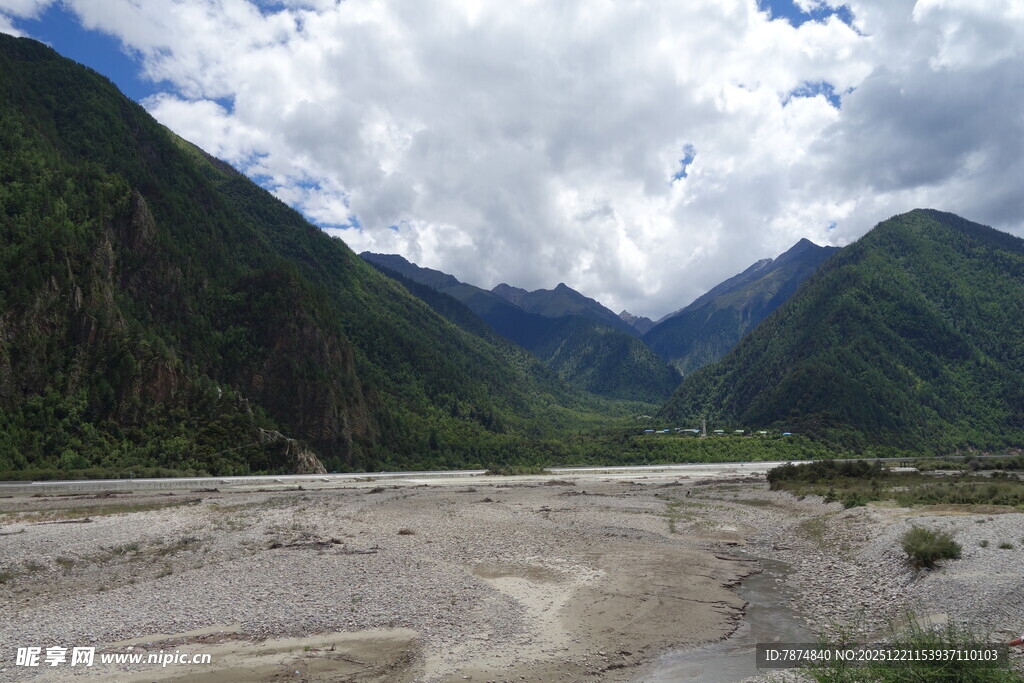 山间开阔河谷风景