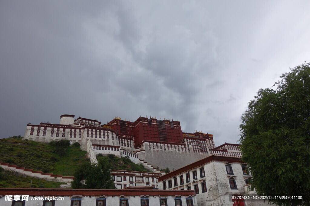 布达拉宫 云雾下的壮美建筑