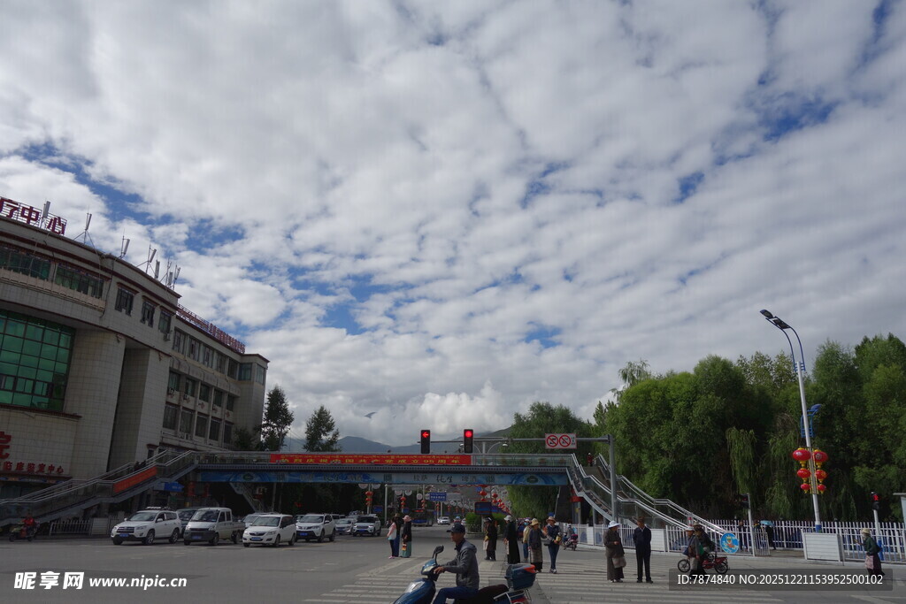 城市街道行人与蓝天白云