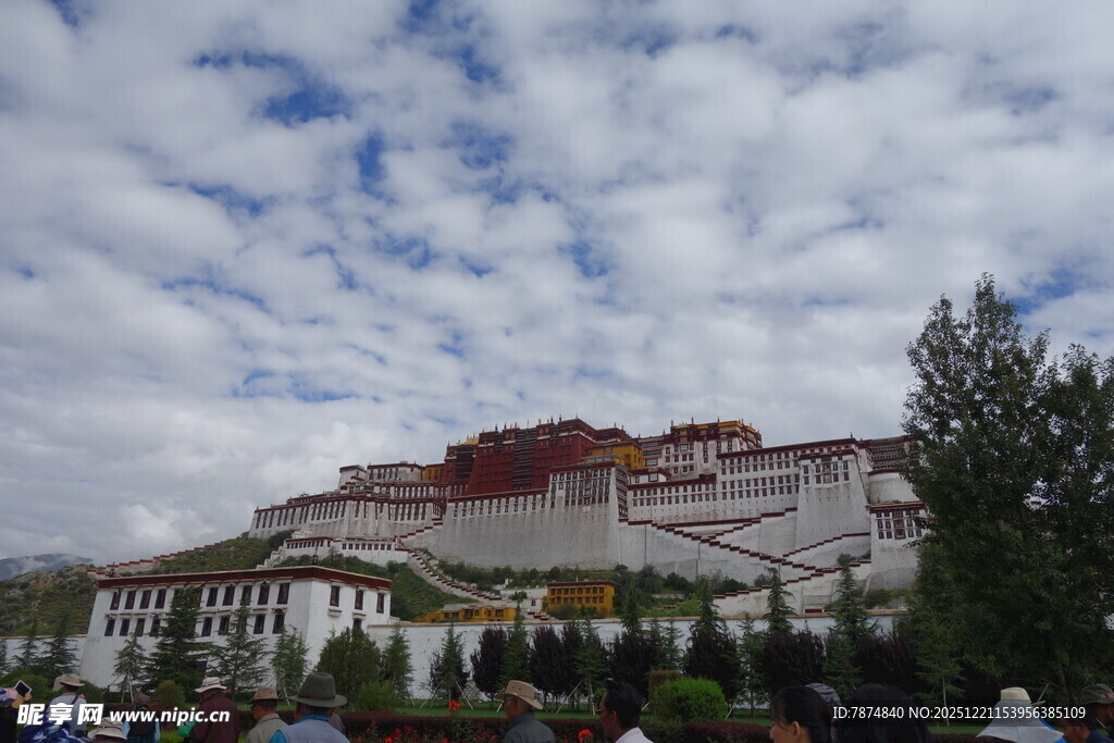 布达拉宫前的热闹景象