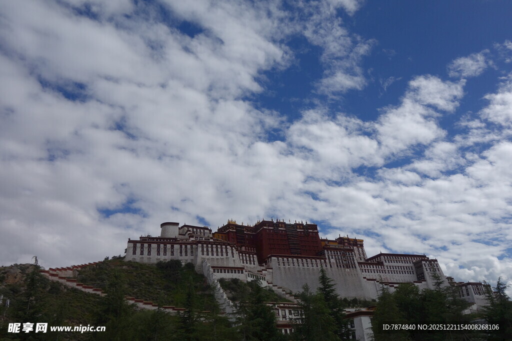 布达拉宫蓝天白云下美景