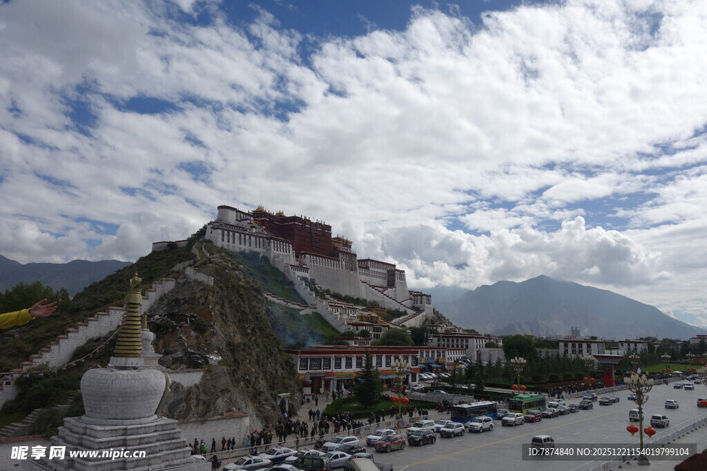 布达拉宫全景 蓝天白云相伴