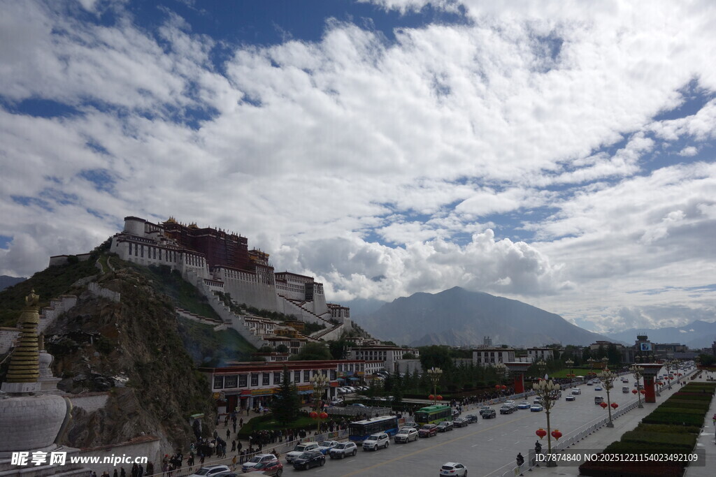 布达拉宫蓝天白云下的景致