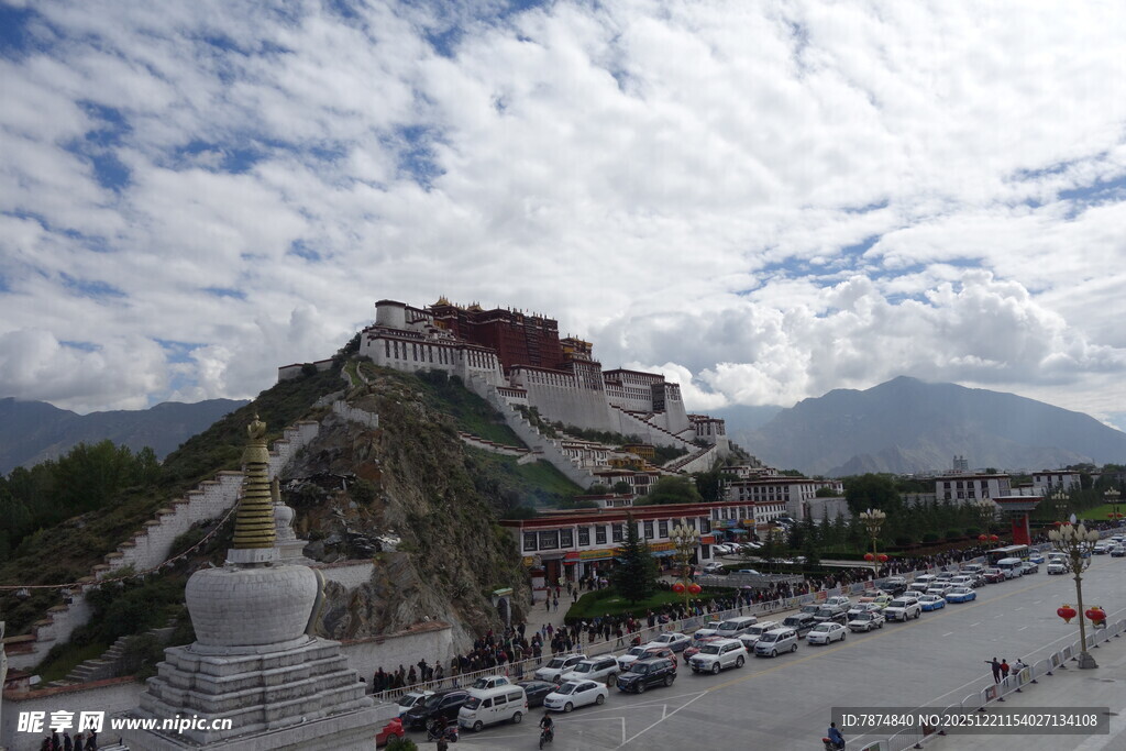 布达拉宫前的壮观景象