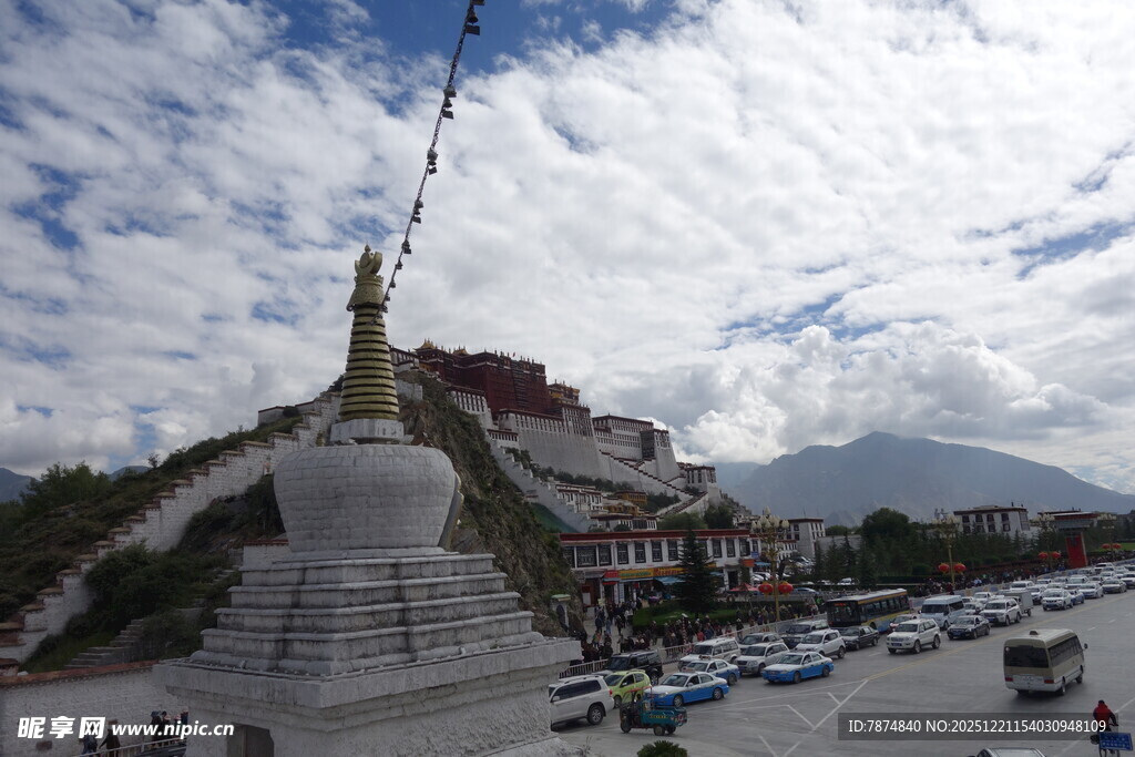 拉萨布达拉宫前的白塔景观