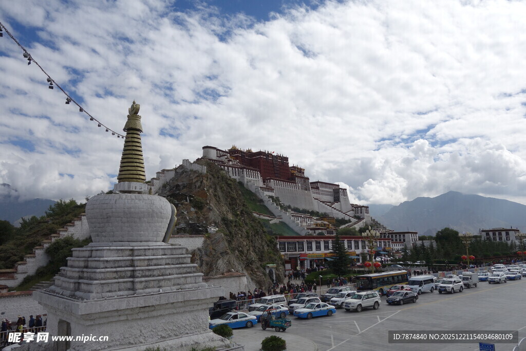 布达拉宫前的白塔景观