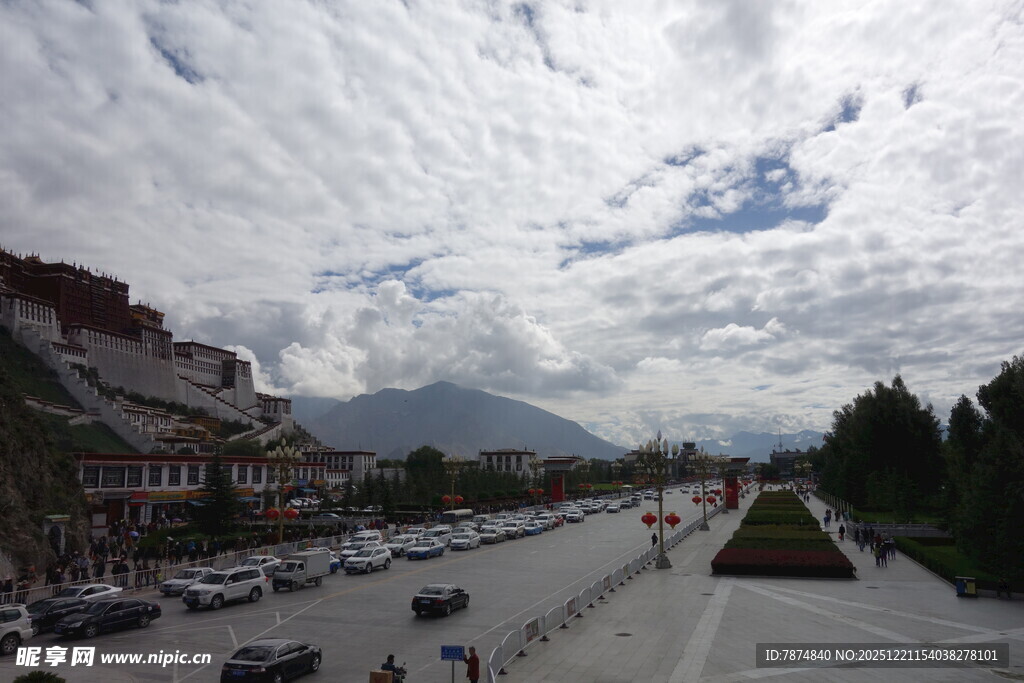 拉萨街景 蓝天白云下的建筑