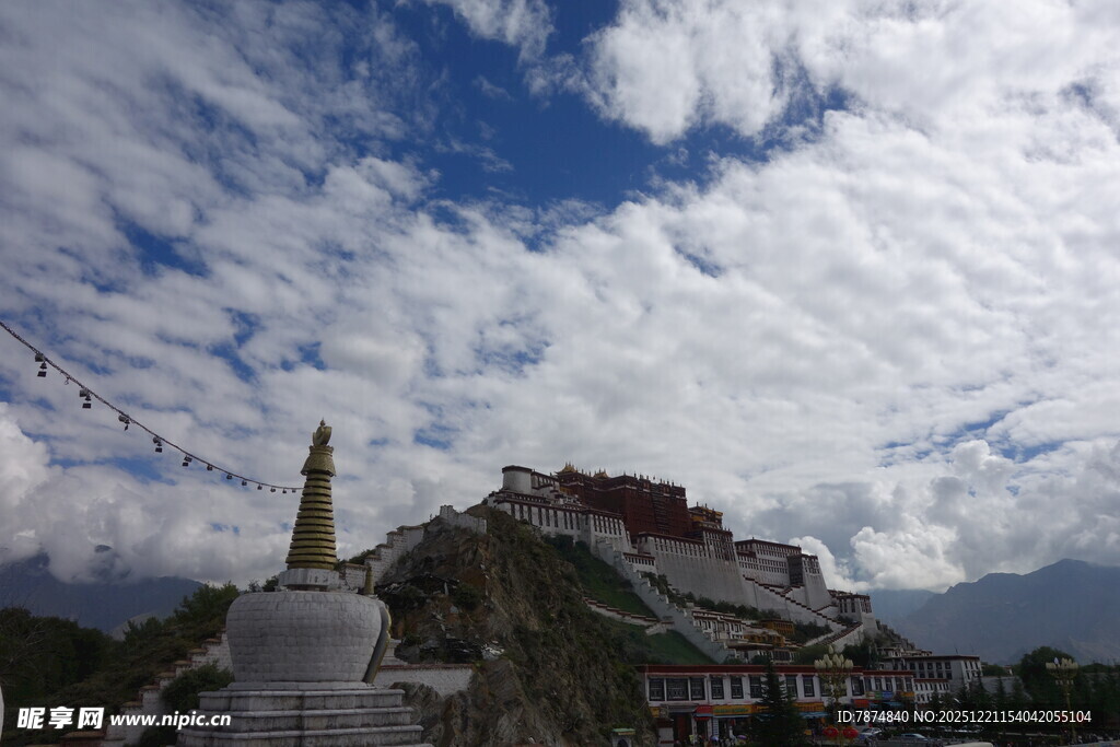 布达拉宫蓝天白云下的美景