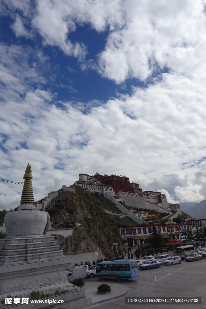 布达拉宫前的城市景象