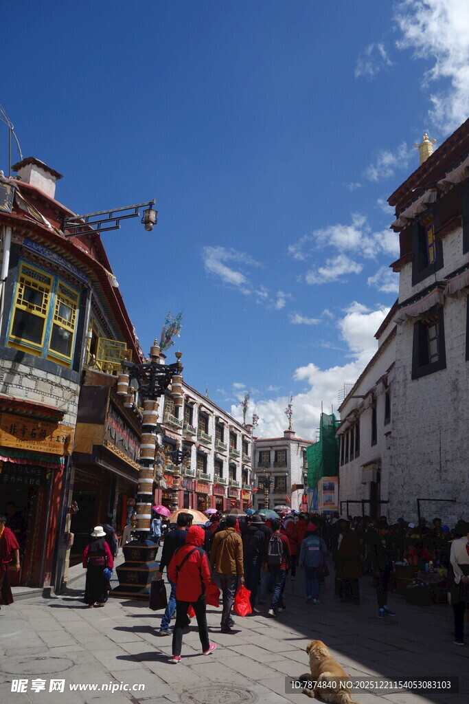 拉萨街头热闹景象