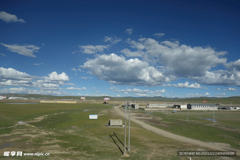草原风光下的开阔场景