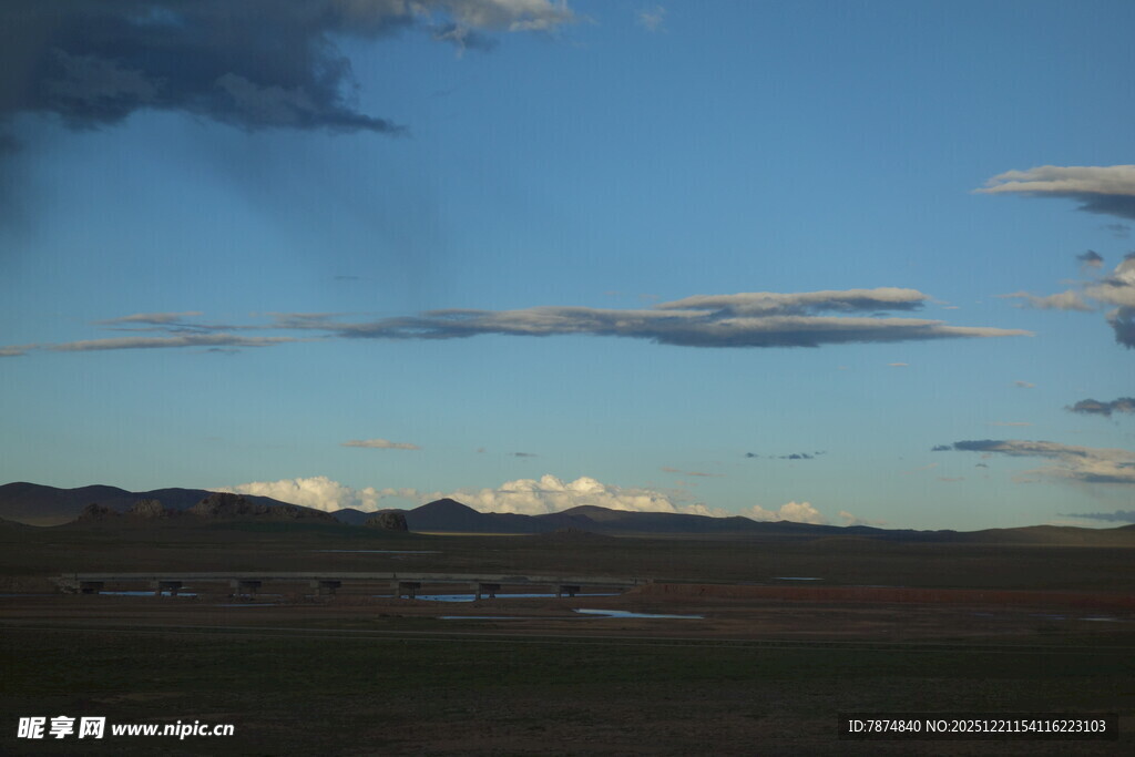 草原上的天空与远处山峦