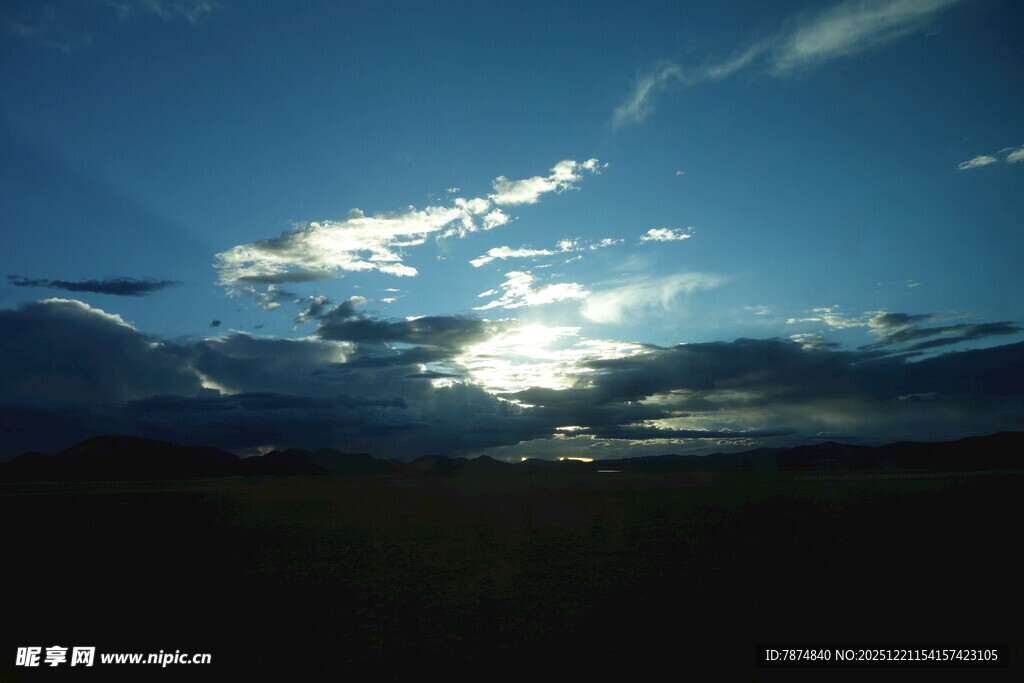 日落时分的天空美景
