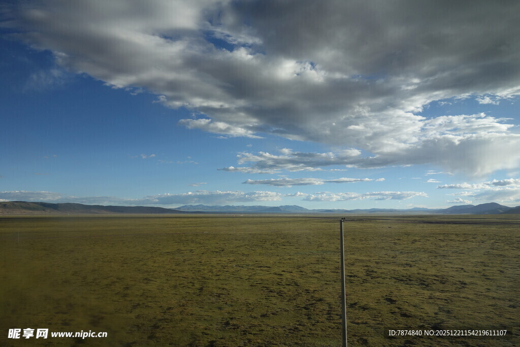 广袤草原上的蓝天白云
