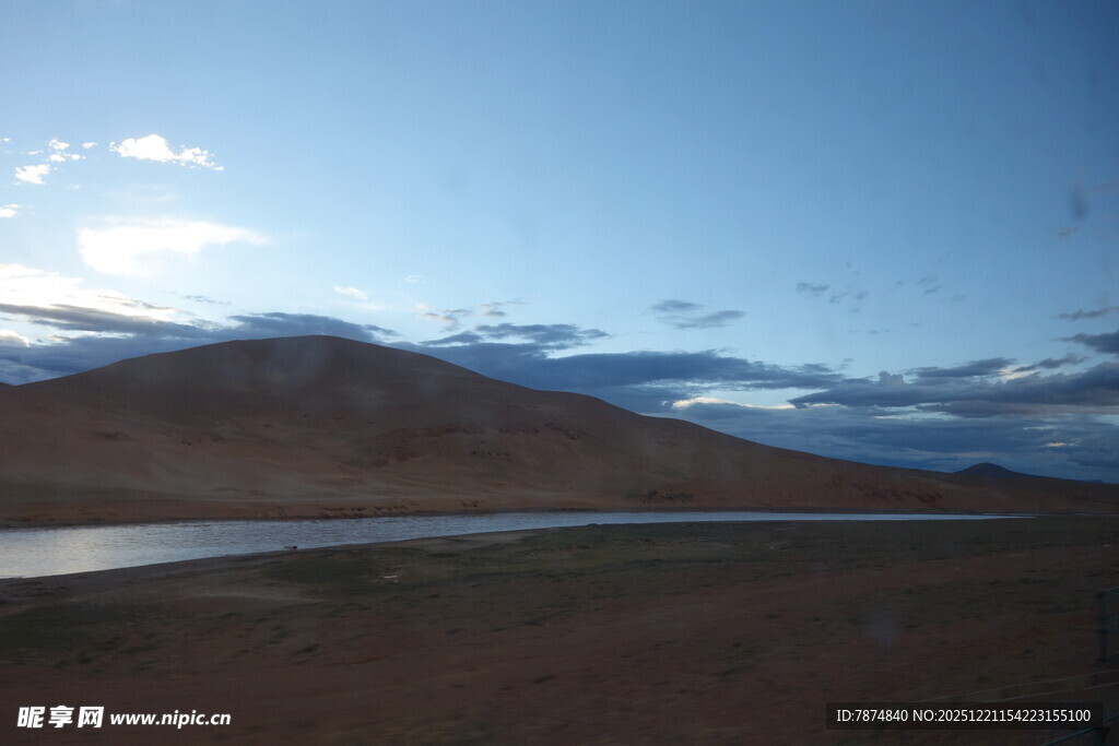 草原湖泊与远山美景