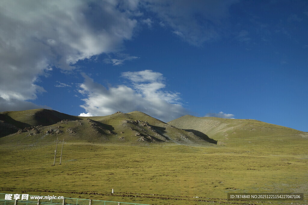 蓝天草原下的连绵山脉