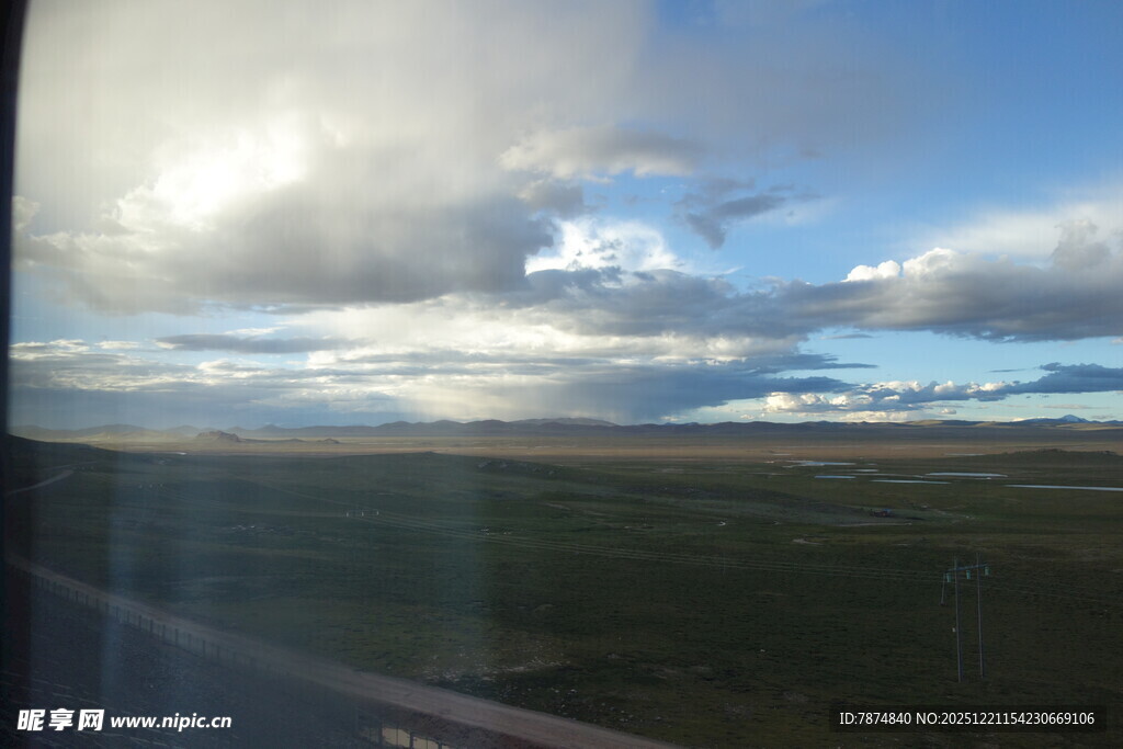 草原上空的蓝天白云