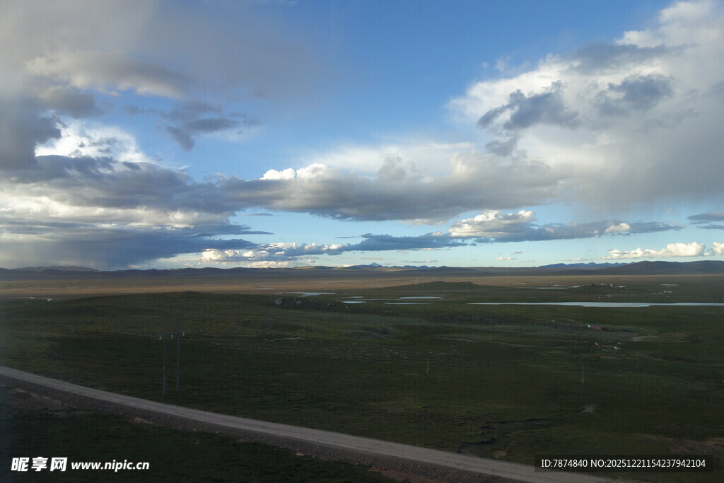 草原公路上的蓝天白云