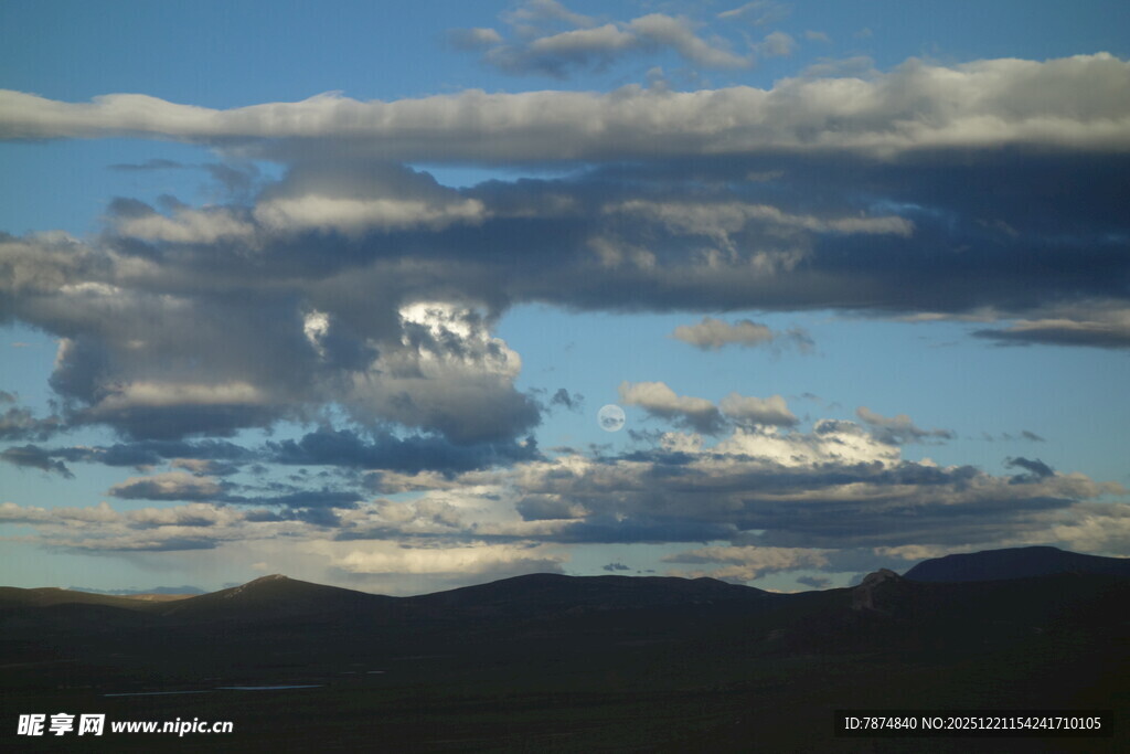 蓝天之下的山峦与云朵
