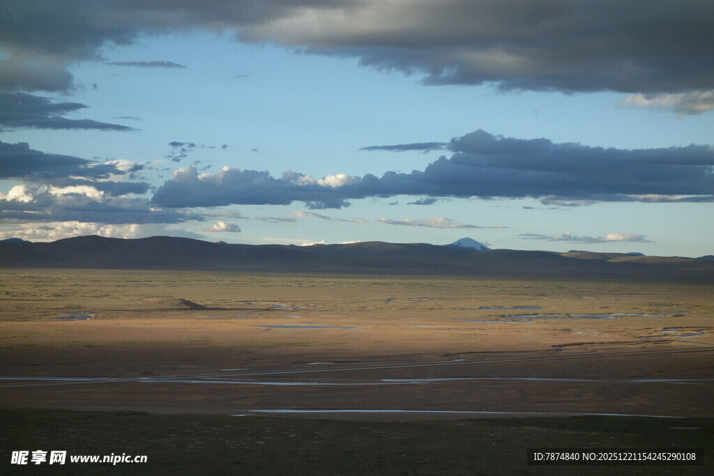 广袤荒原上的天空景致