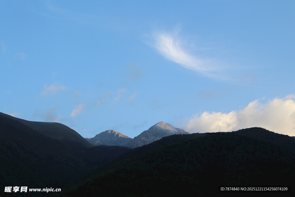 蓝天山峦间的梦幻云彩