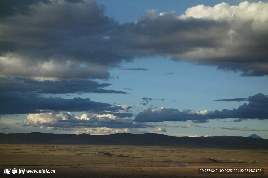 广阔天空下的壮美原野