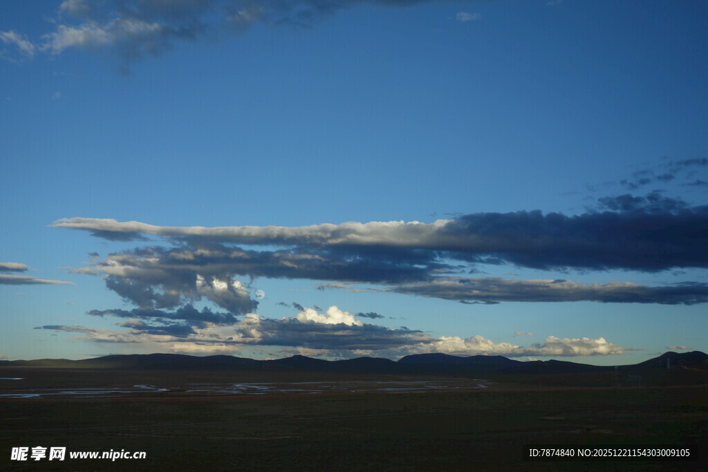 蓝天之下的壮丽云层景观