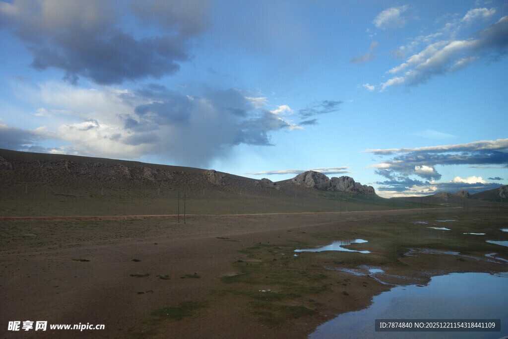 旷野积水处的天空与地貌