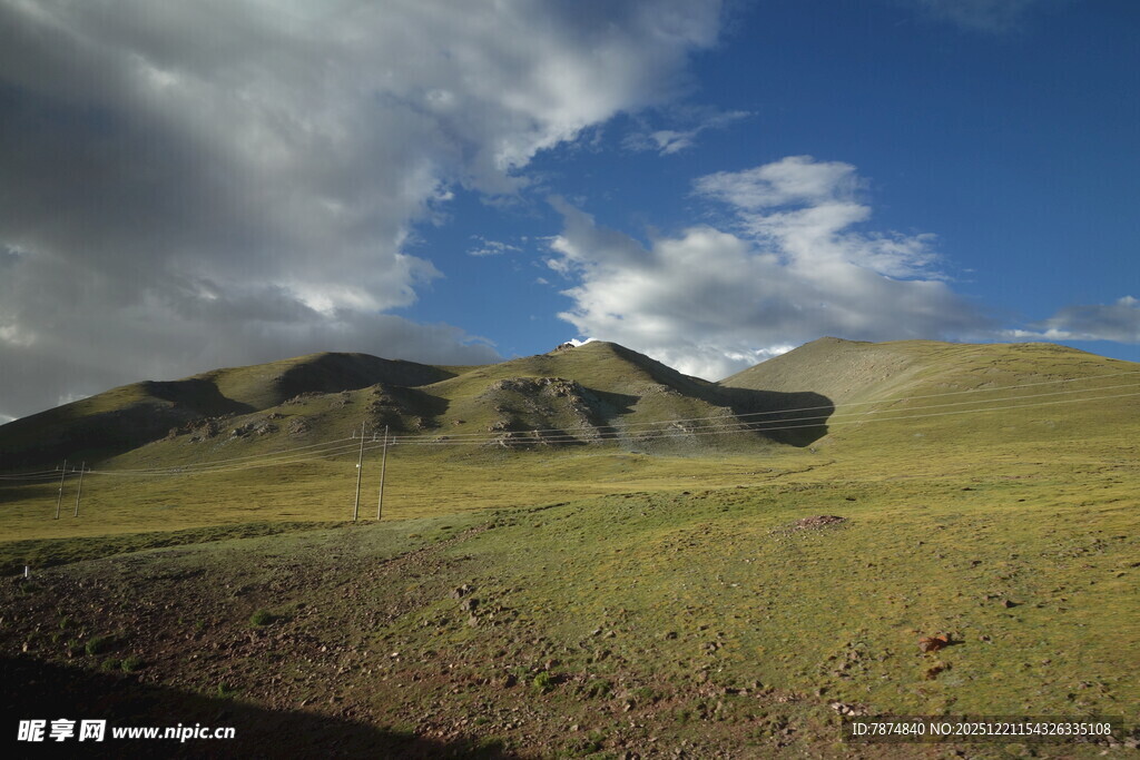草原山峦间的蓝天白云