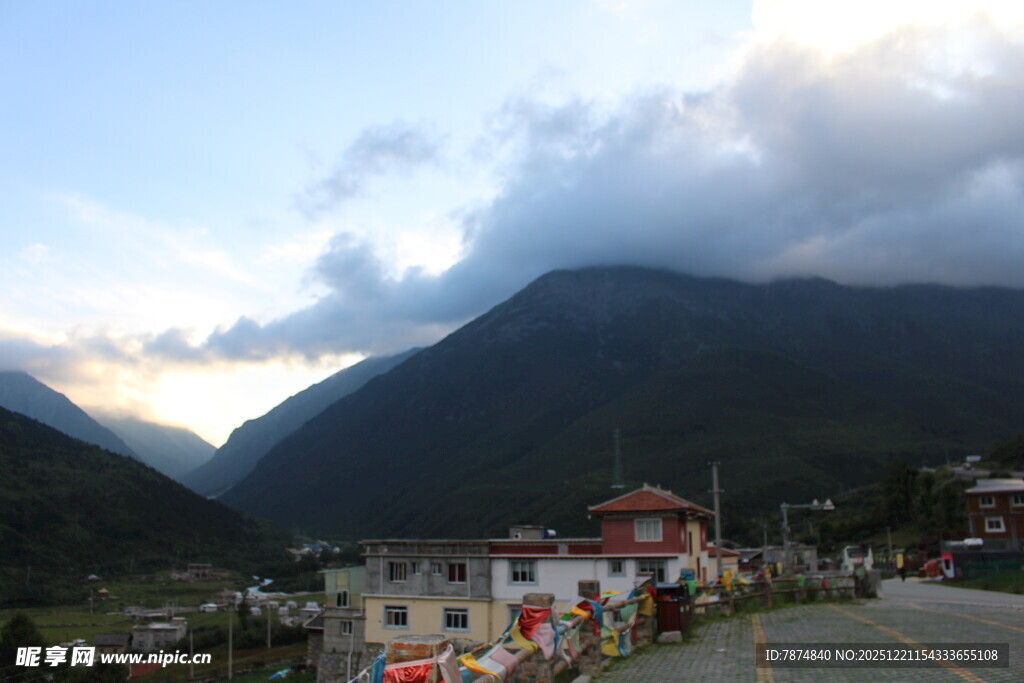 山间小镇黄昏美景