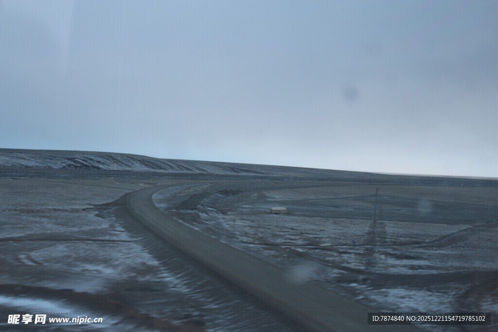 雪地中的蜿蜒道路