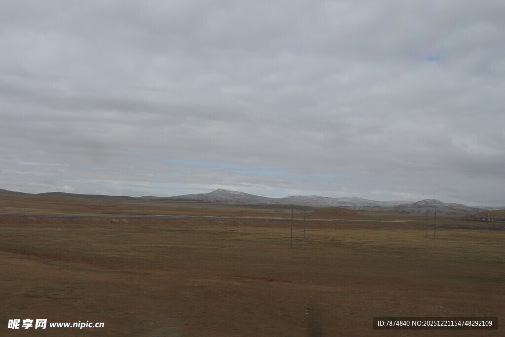 广袤草原上的阴沉天空