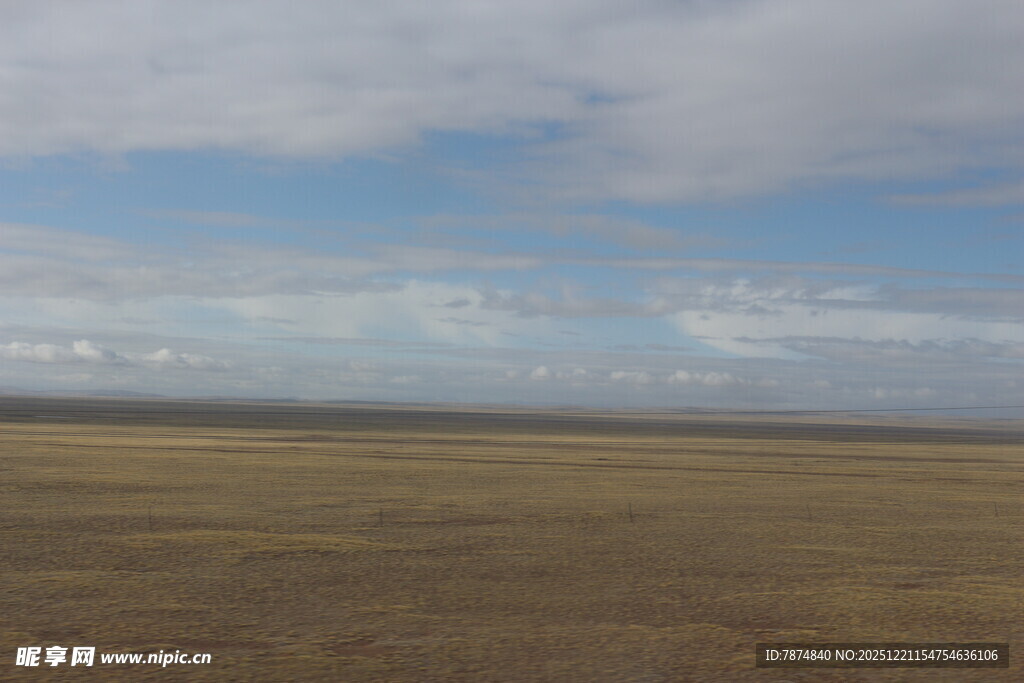 广袤草原与蓝天白云