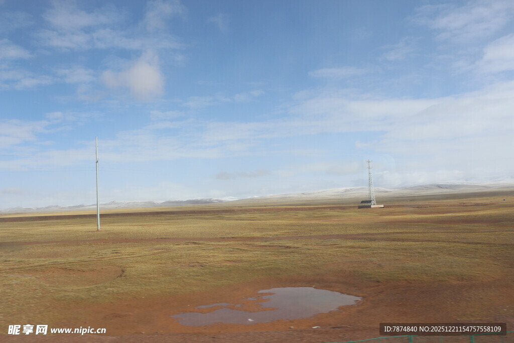 草原上的空旷湿地景观