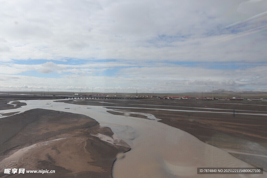 俯瞰蜿蜒河流与开阔地貌